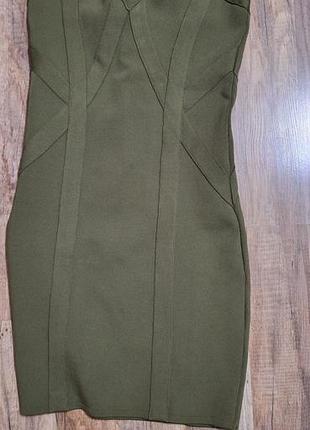 Платье оливкового цвета, приталенное