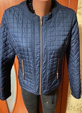 Жіноча куртка укорочена.