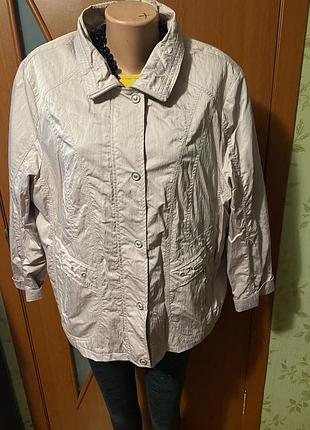 Жіноча куртка великого розміру.