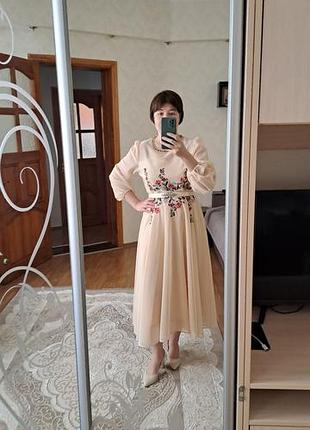 Нежное бежевое праздничное платье миди с вышивкой, расклешенное