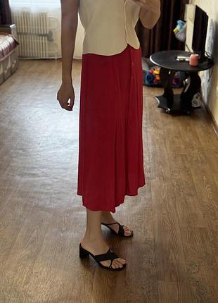 Червона спідниця жатка плісе міді з розрізами на ґудзиках