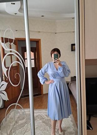 Нежное голубое платье миди с длинным рукавом