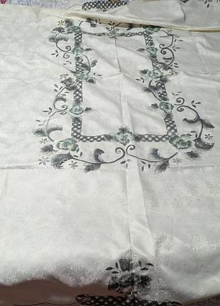 Скатерть с зеленой вышивкой +3 салфетки