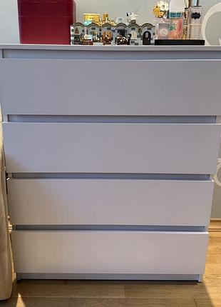 Комод з шухлядами