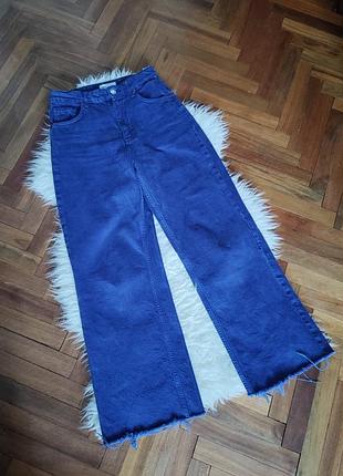 Широкі джинси з необробленим краєм