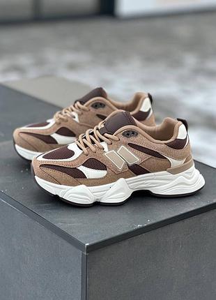 Кросівки жіночі