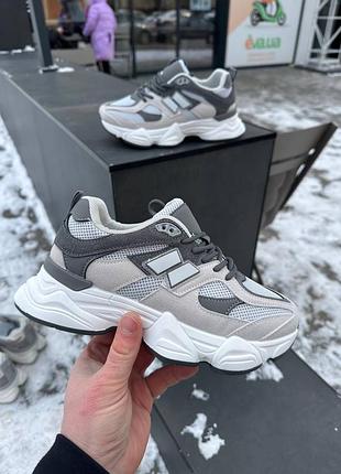 Жіночі кросівки