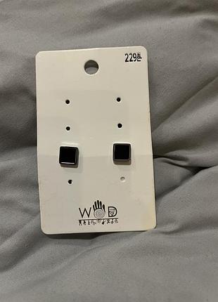 Стильные квадратные серьги-гвоздики с чёрной вставкой