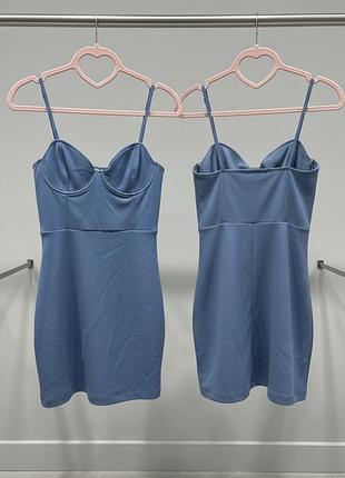 Коротка приталена жіноча сукня (міні) від молодіжного бренду pull&bear. вона має насичений синьо-голубий колір та вирізняється акцентованим ліфом.