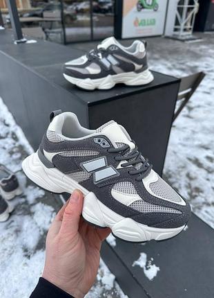 Жіночі якісні та стильні кросівки темно-сірі з білим