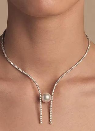 Сияющее колье с кристаллами и большой центральной жемчужиной