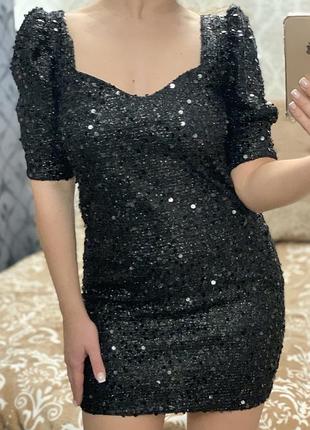 Чорна блискуча сукня