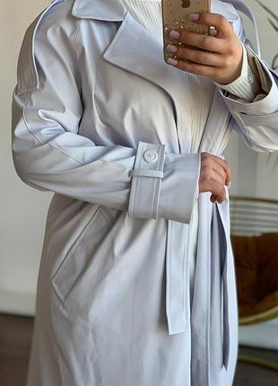Білий шкіряний тренч
