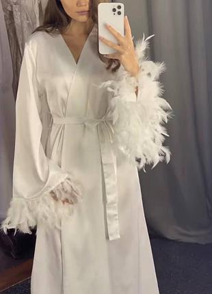 Білий халат з пірʼям страуса