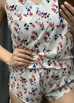 Біла піжама в квітковий принт