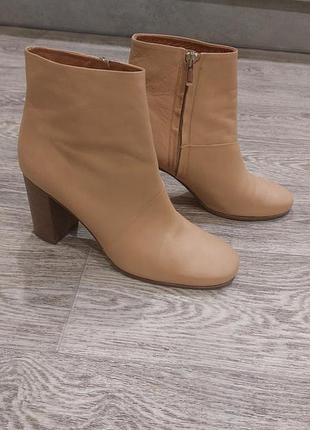 Стильные женские ботинки.