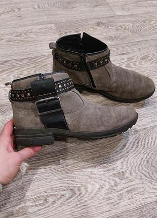 Жіночі ботинки великого розміру на широку ніжку.