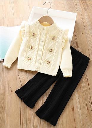 В'язаний костюм для дівчинки кофта і брючки