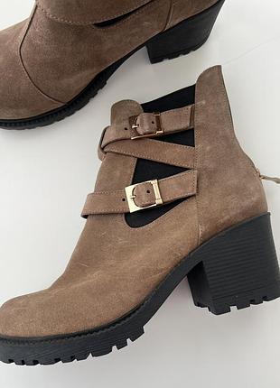 Замшевые ботинки