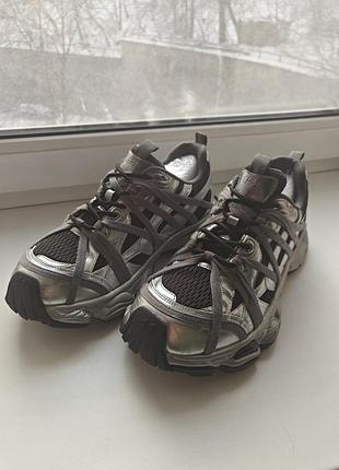 Кросівки з масивною підошвою