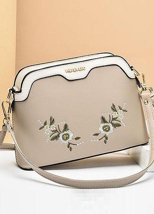 Жіноча невелика сумка, клатч із вишивкою, невелика смука через плече з квіточками молочный