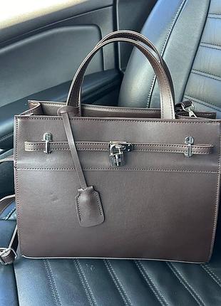 Жіноча велика сумка з замочком чорна екошкіра, сумочка через плече з декоративним замком коричневий