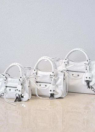 Женская сумка маленькая с двумя ручками в заклепках с зеркалом-сердцем черная 30×24×10, белый