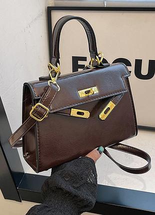 Сумочка женская кросс-боди 8810 на ремешке большая черного цвета 22x15x7, темно-коричневый