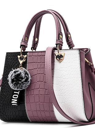 Сумочка жіноча через плече чорно-біла комбінована жіноча сумочка екошкіра біла чорна з хутряним брелоком фіолетовий