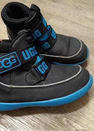 Демисезонные ugg подойдут для девочки так и для мальчика 26 размер, 16 см столько, на узкую ножку и не высокий подъем.