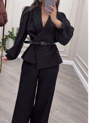 Жіночий костюм двійка : піджак з вирізом та класичні брюки