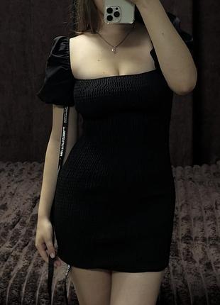 Чорна жіноча сукня