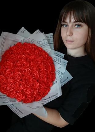49 насичено червоних троянд з атласної стрічки