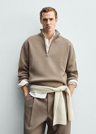 Светр із блискавкою на комірі