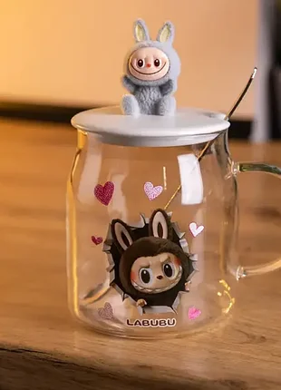 Чашка стеклянная labubu 600 мл с ложкой и фарфоровой крышкой, серый
