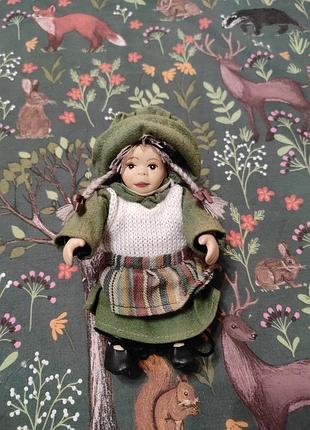 Фарфоровая коллекционная кукла