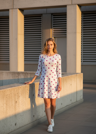 Трикотажное платье - короткая с юбкой клеш в звезды и рукавом 3/4