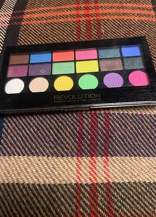 Палетка тіней для повік makeup revolution salvation colour chaos.