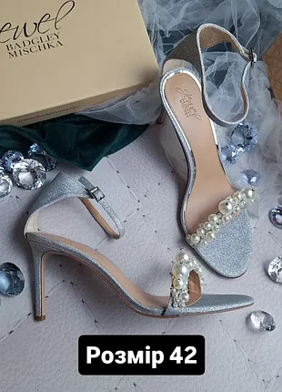 Badgley mischka оригінал сріблясті босоніжки на шпильці з перлами та камінням
