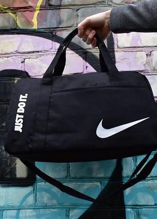 Вместительная спортивная сумка nike для поездок и спорта