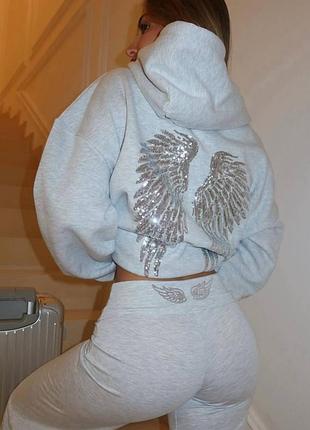 Стильный комбинированный костюм с акцентными крыльями на спине из страз