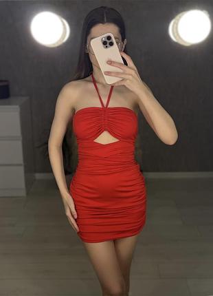 Червона коротка сукня по фігурі