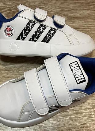 Оригінальні кросівки adidas у розмірі 27