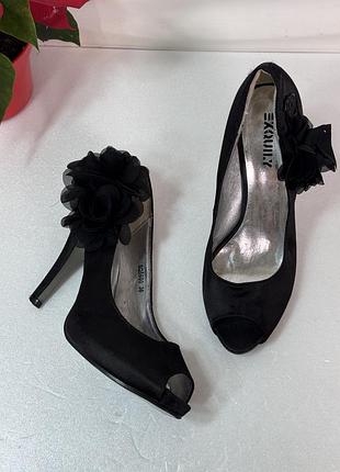 Нарядні атласні босоніжки з бантом на шпильці