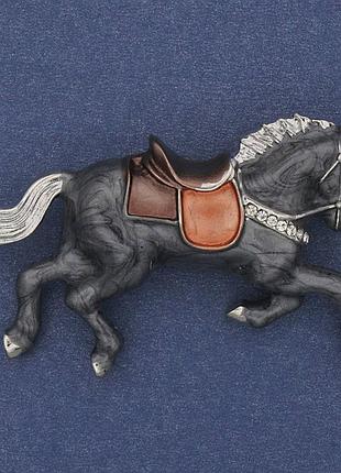 Брошка кінь сіра емаль білі стрази золотистий метал 50х32мм+-