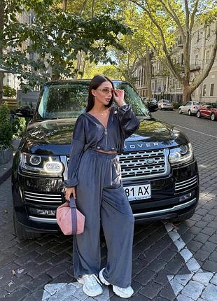 Велюровий жіночий костюм