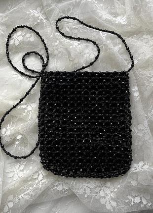 Вінтажна невелика сумочка з довгою ручкою, повністю прикрашена намистинками чорного кольору.