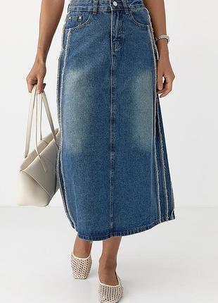 Женская джинсовая юбка миди с разрезом сзади.