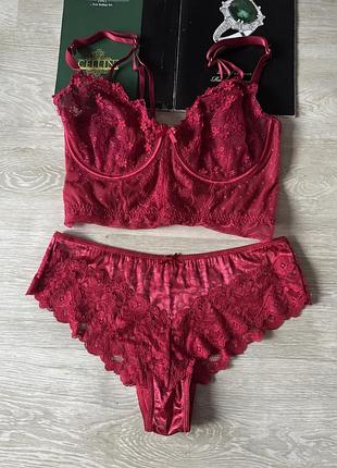 Красивый кружевной бюстгальтер и трусы