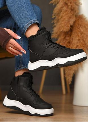 Кросівки зимові жіночі чорного кольору